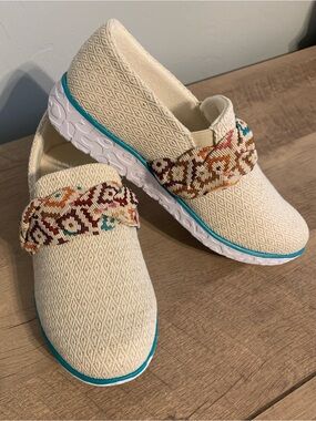 💙Muk Luks Geometric Boardwalk Stroll Slip-On